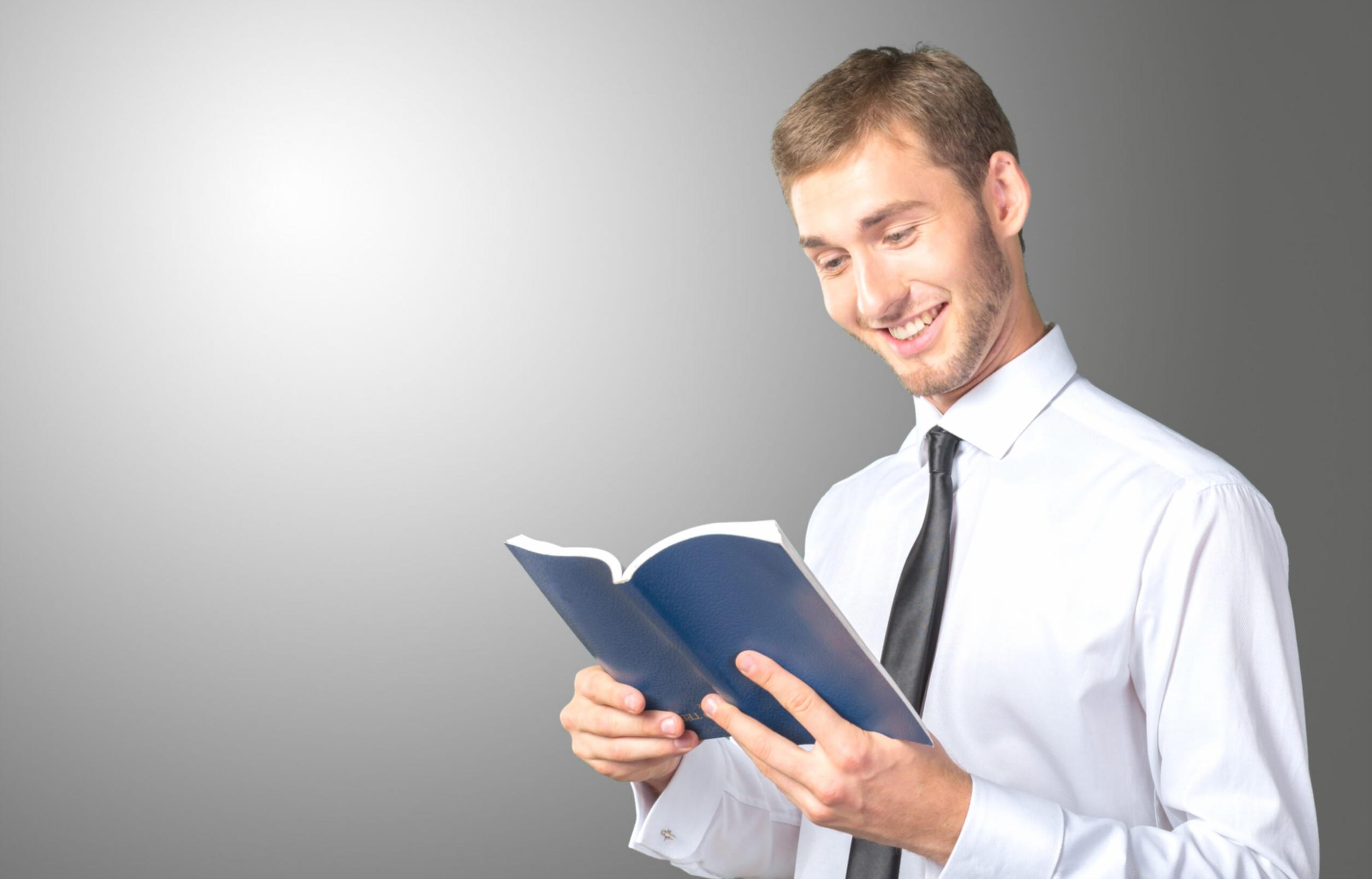 Arbeitssituation mit Laptop und Designunterlagen in einem hellen Büro